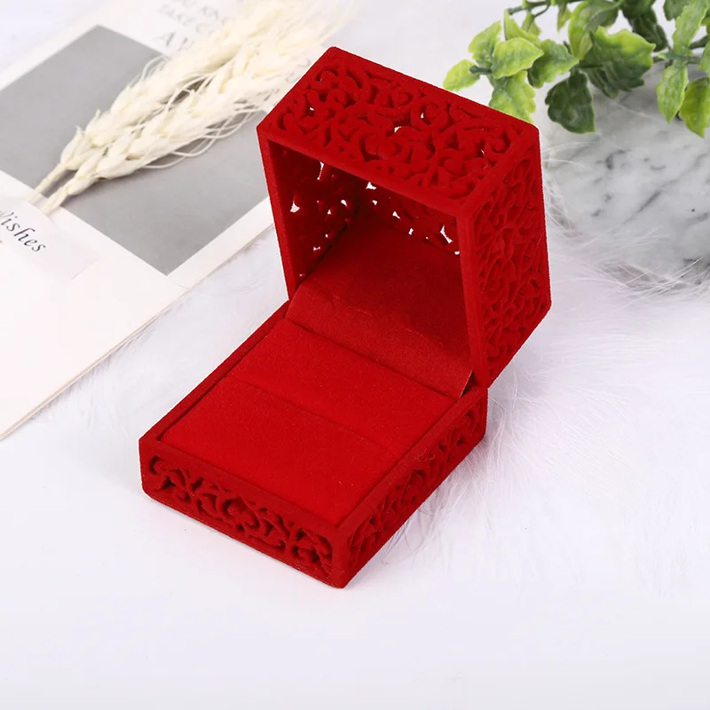 

Hollow Red Velvet Couple Double Ring Box Wedding Ceremony Creative Design Storage Cases Protable Necklace Jewelry Display Holder