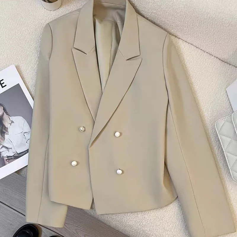 Женский укороченный пиджак однотонный двубортный офисный с длинным рукавом в