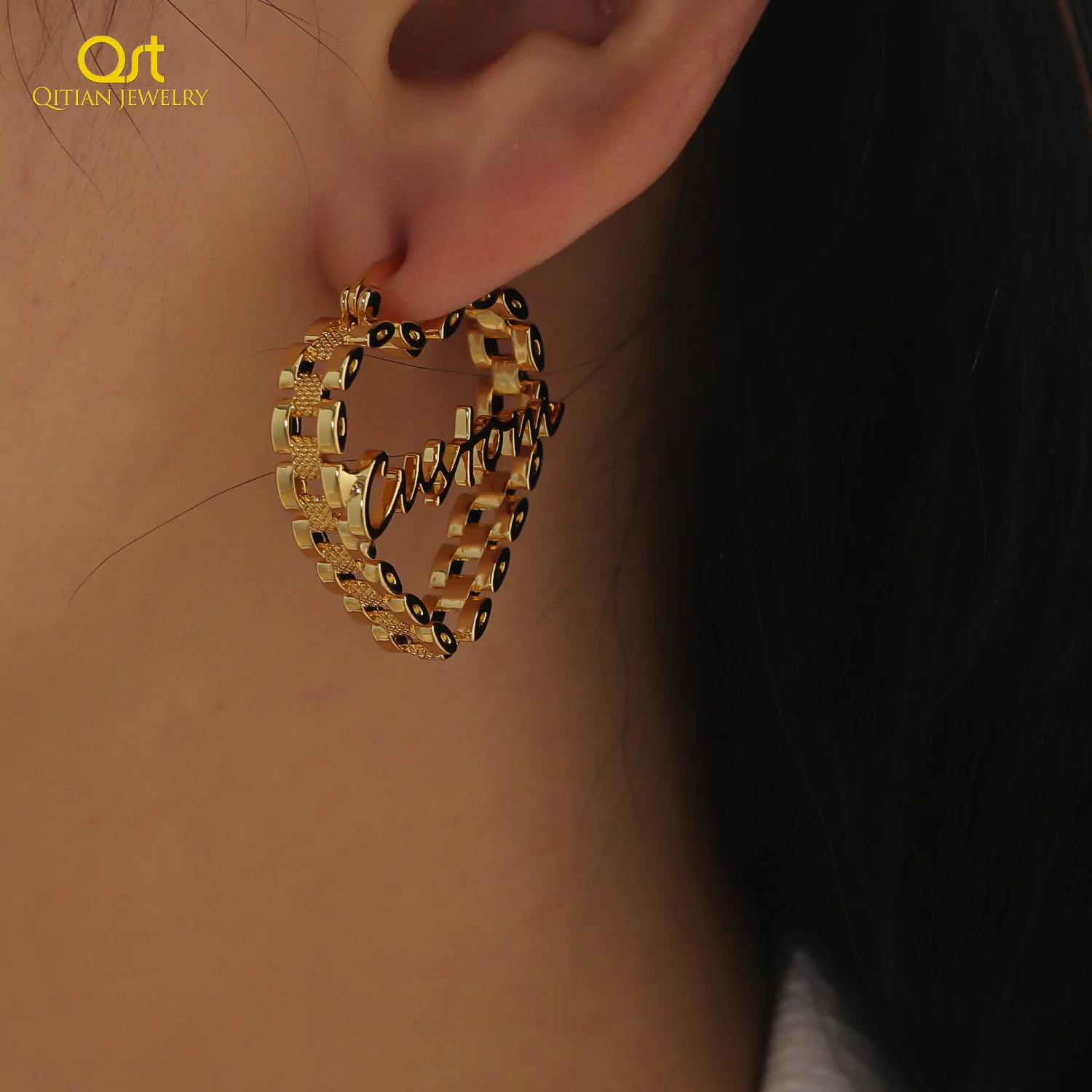 Фото Серьги-кольца Qitian Custom New Name Heart Hoop Earrings с индивидуальной гравировкой из нержавеющей стали, с именной табличкой, для женщин, ювелирный подарок №4