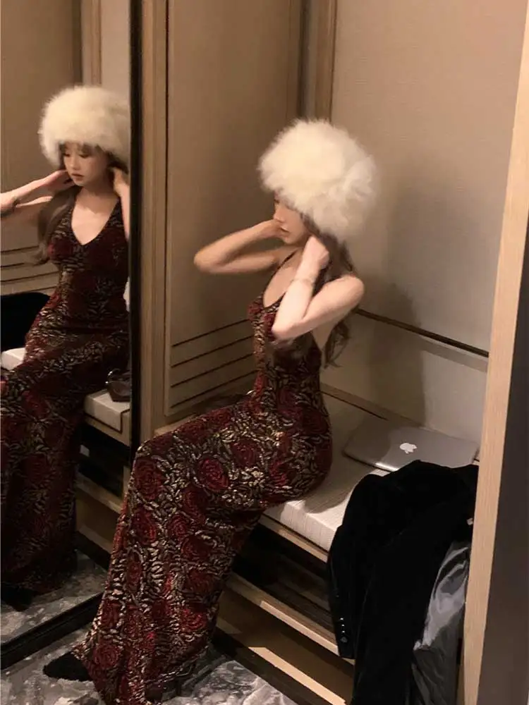 Женское бархатное платье с V-образным вырезом и лямкой на шее