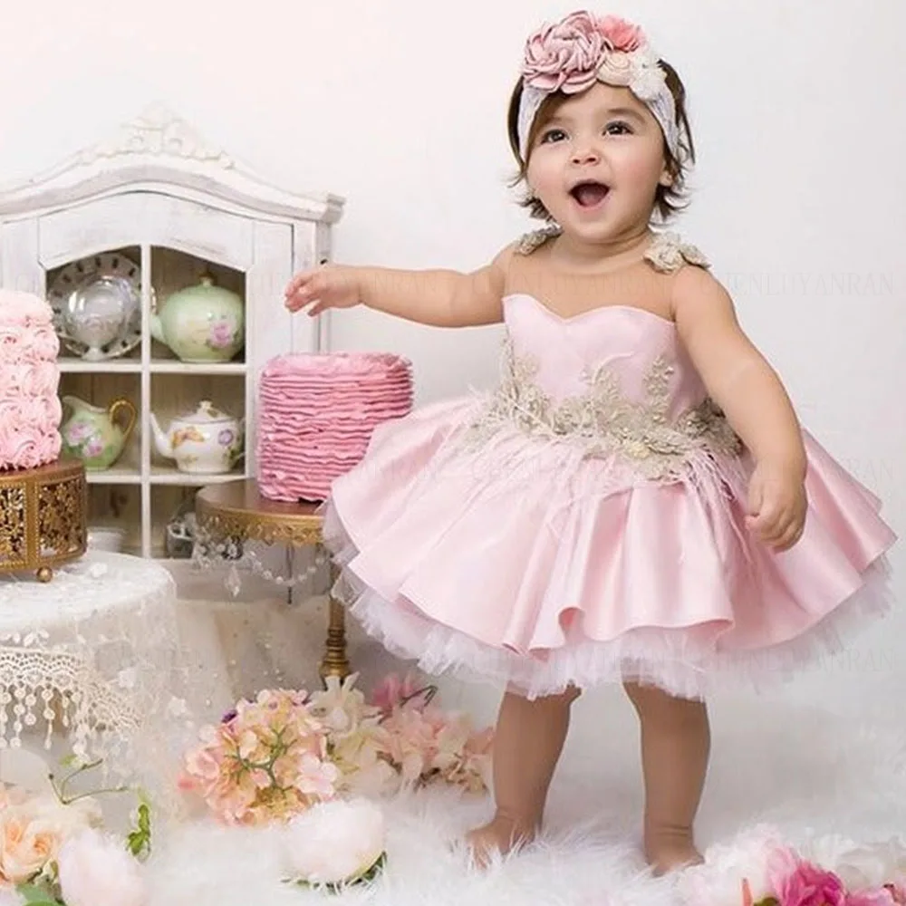 

Pink Satin Flower Girls Dresses 2023 Applique Feather Beading Cute Wedding Party Dress Tiered O-Neck A-Line Girl Princess Gowns