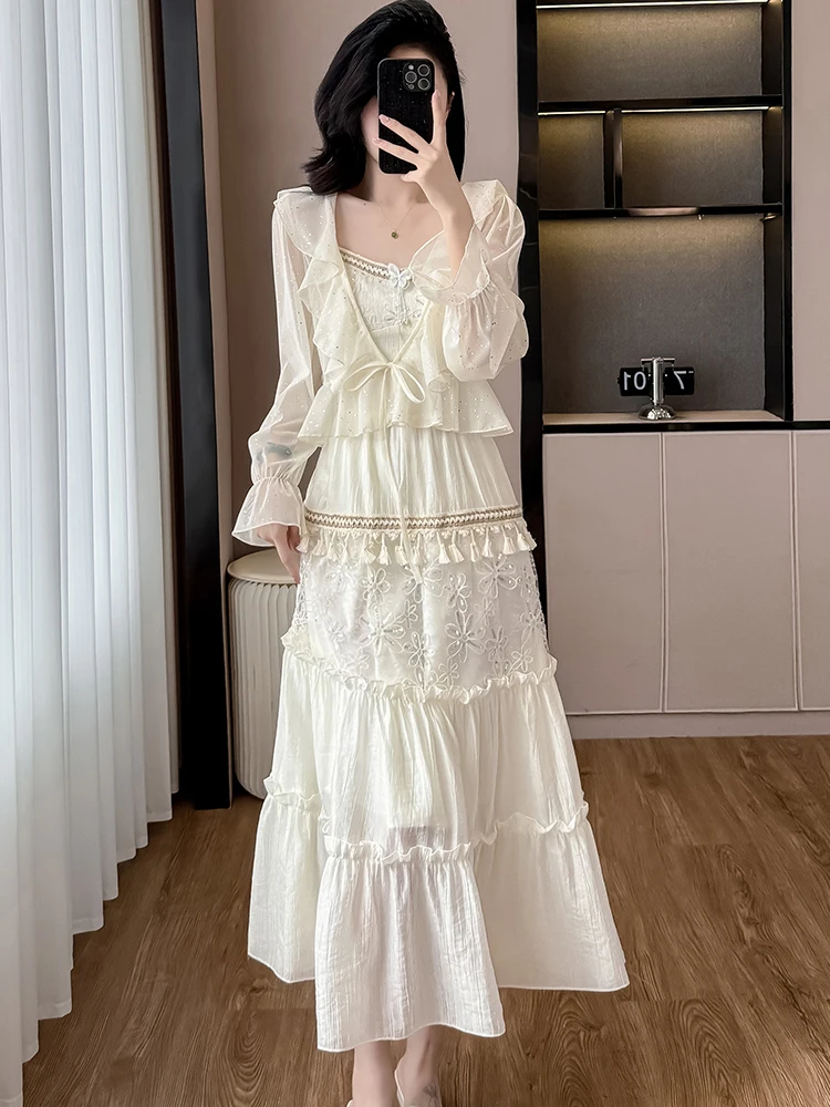 Летнее белое платье на бретельках с кисточками и рюшами + блузки блестками