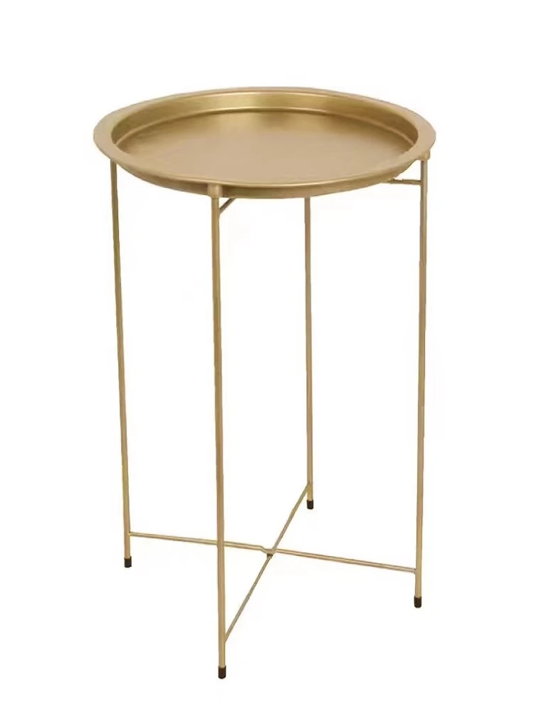 Маленький журнальный столик в скандинавском стиле край дивана несколько