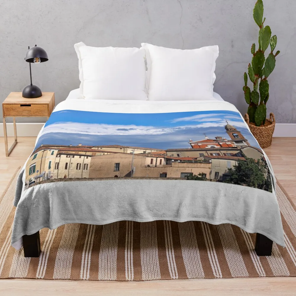Старые церковные и здания городской пейзаж в Оддини Италия пледы диваны для зимы