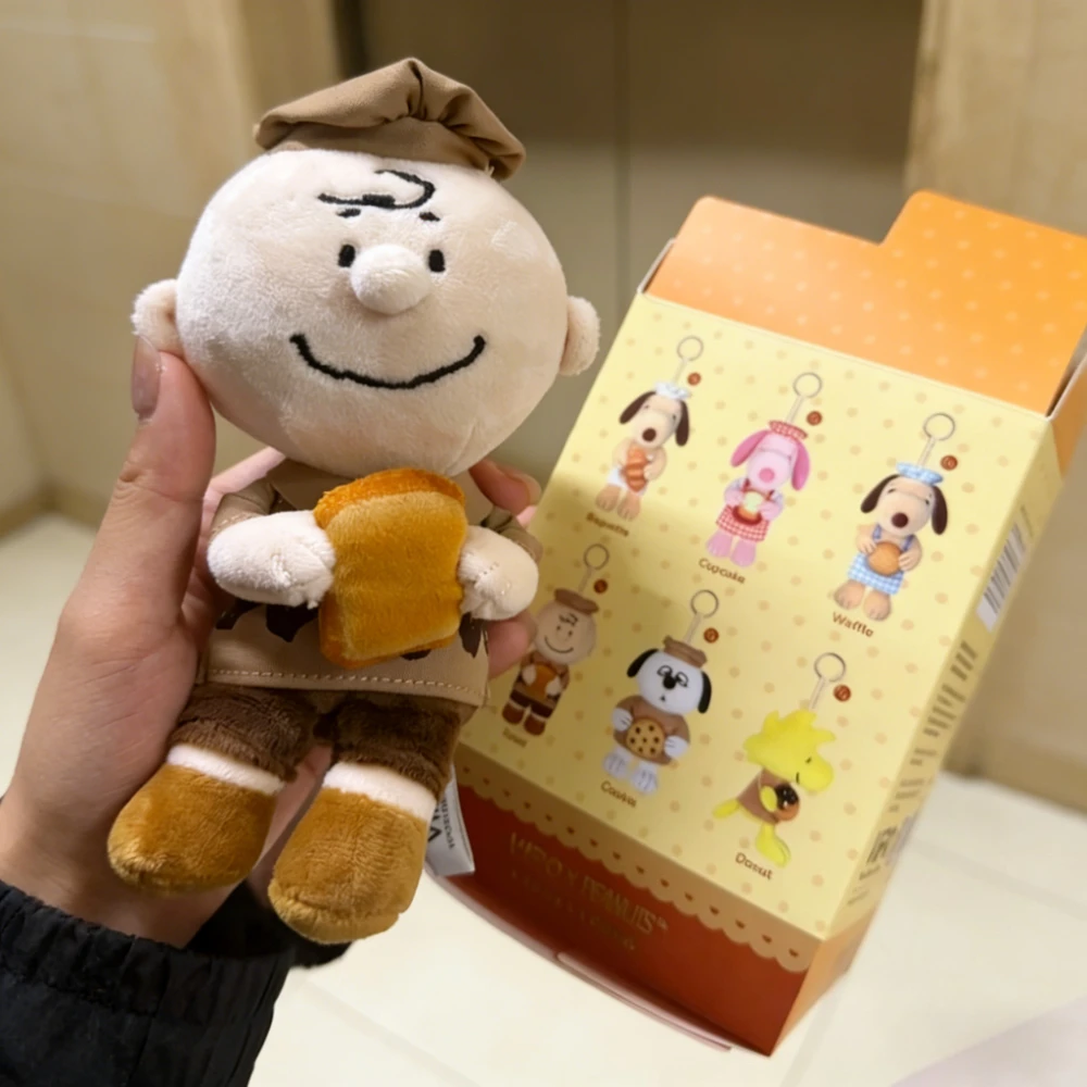 Фото Брелок-сюрприз из серии Peanut Bakery: фигурка Снупи, подвеска, милый настольный декор, модная загадочная игрушка-сюрприз в пакете, подарок №4