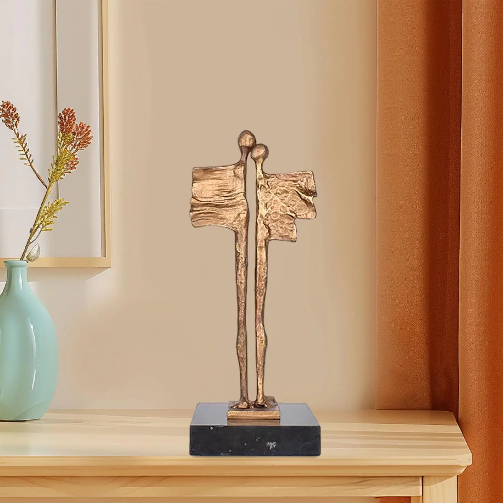 

Абстрактная металлическая скульптура "Любовь"