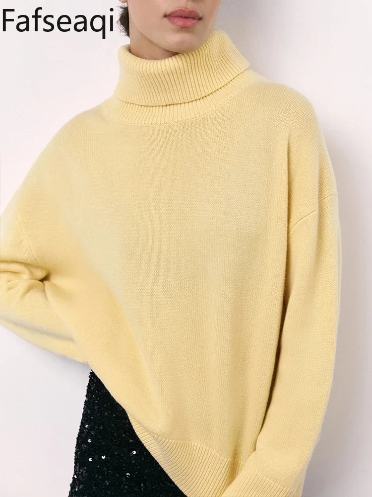 Женский свитер оверсайз однотонный вязаный пуловер с высоким воротником и