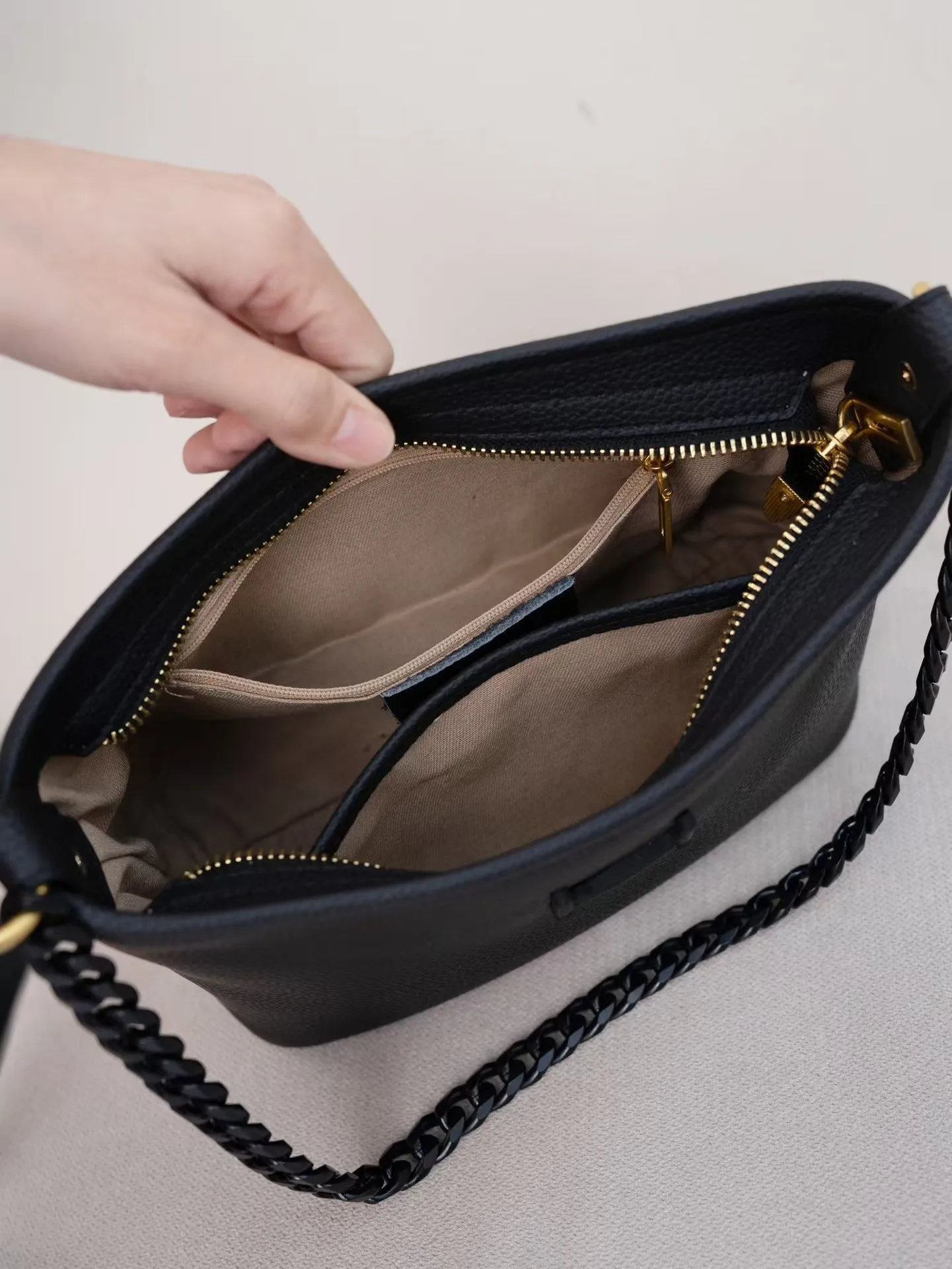 Кожаная женская сумка через плечо новинка 2024 модная на с цепочкой baotou