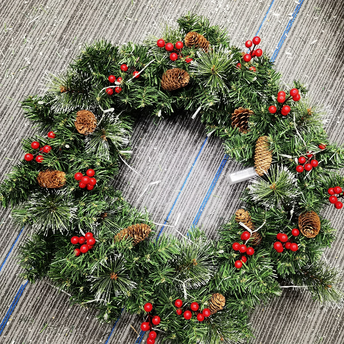 

Artificial Christmas Wreath for Front Door 60CM Green Christmas Garland with 50 LED String Lights Red Berries Pine Cones Battery