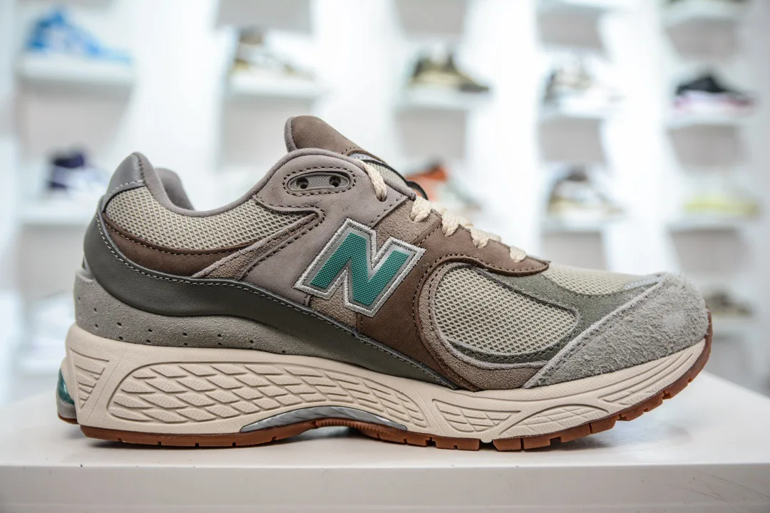 Противоскользящие и износостойкие беговые кроссовки New Balance NB 2002R серия CNY с