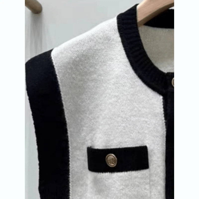 

Women Color Contrast Metal Buckle Knitted Vest Top 2023 Early Autumn New