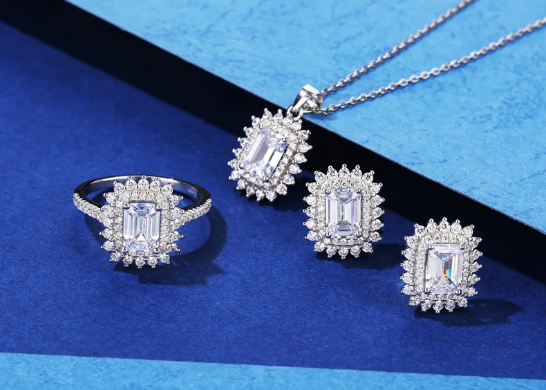 

Кольцо из серебра пробы с искусственным Изумрудом и кружевом