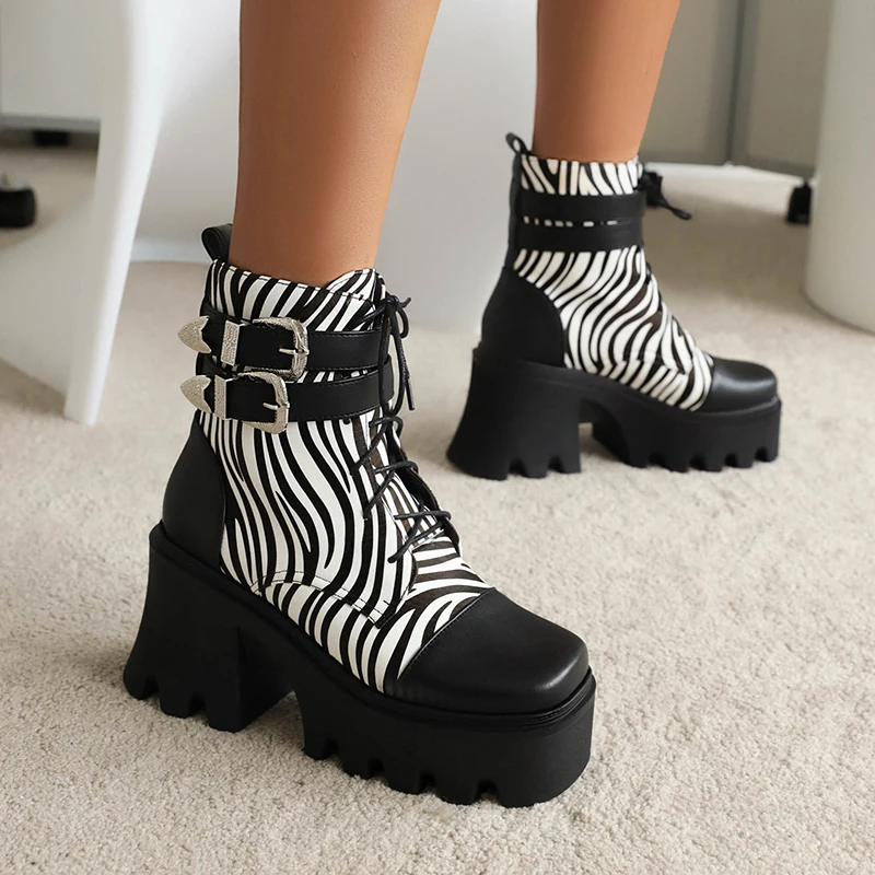 

Женские ботильоны на очень высоком каблуке с квадратным носком и вырезами, Короткие полусапожки смешанных цветов с принтом зебры, металлической пряжкой и перекрестными шнуровками