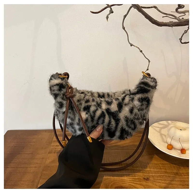 Плюшевая бархатная сумка 2024 зимняя нишевая через плечо с леопардовым принтом