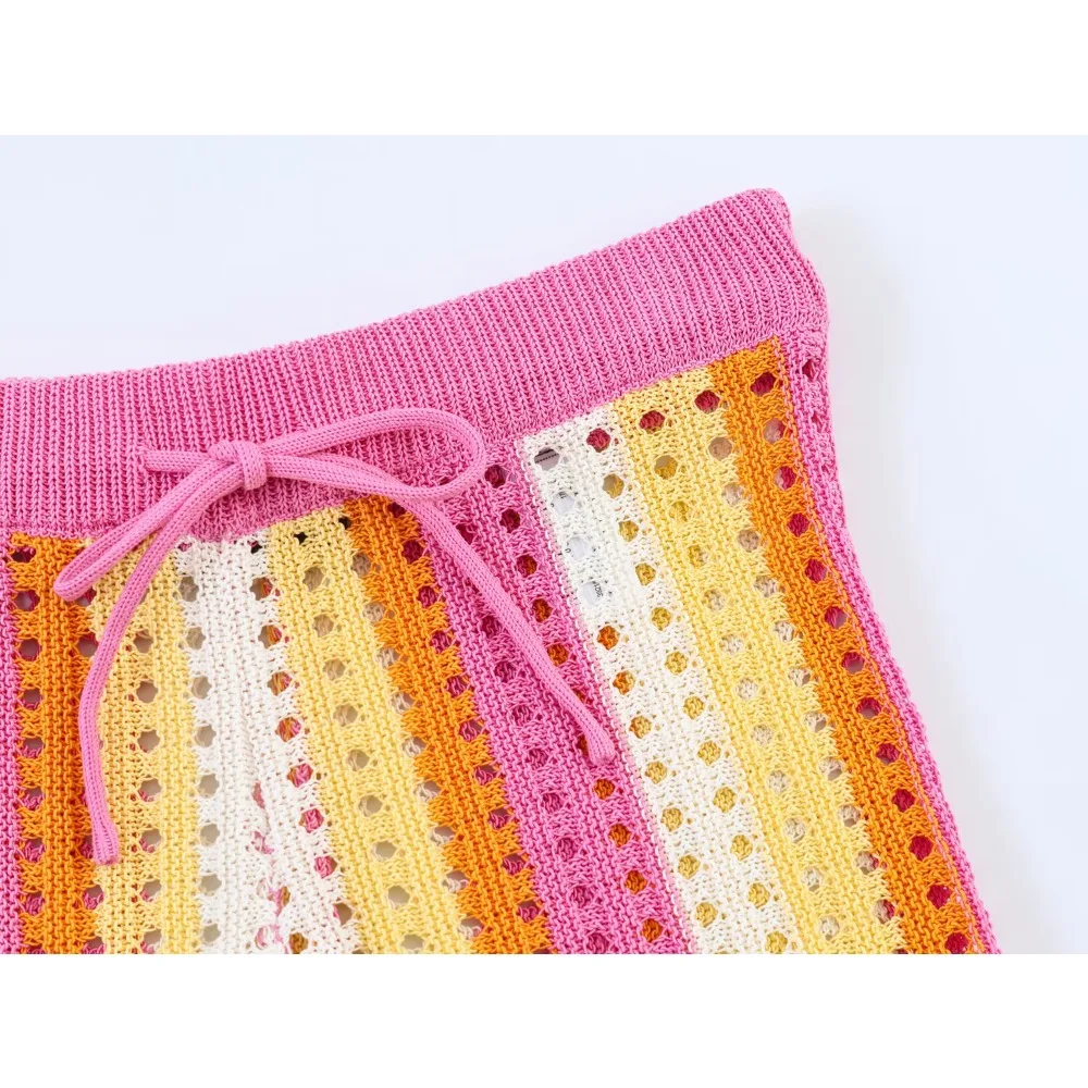 Фото Летний женский комплект из 2 предметов: полосатый ажурный вязаный костюм с коротким рукавом, воротником поло, пуговичной курткой и шортами на шнурке №5