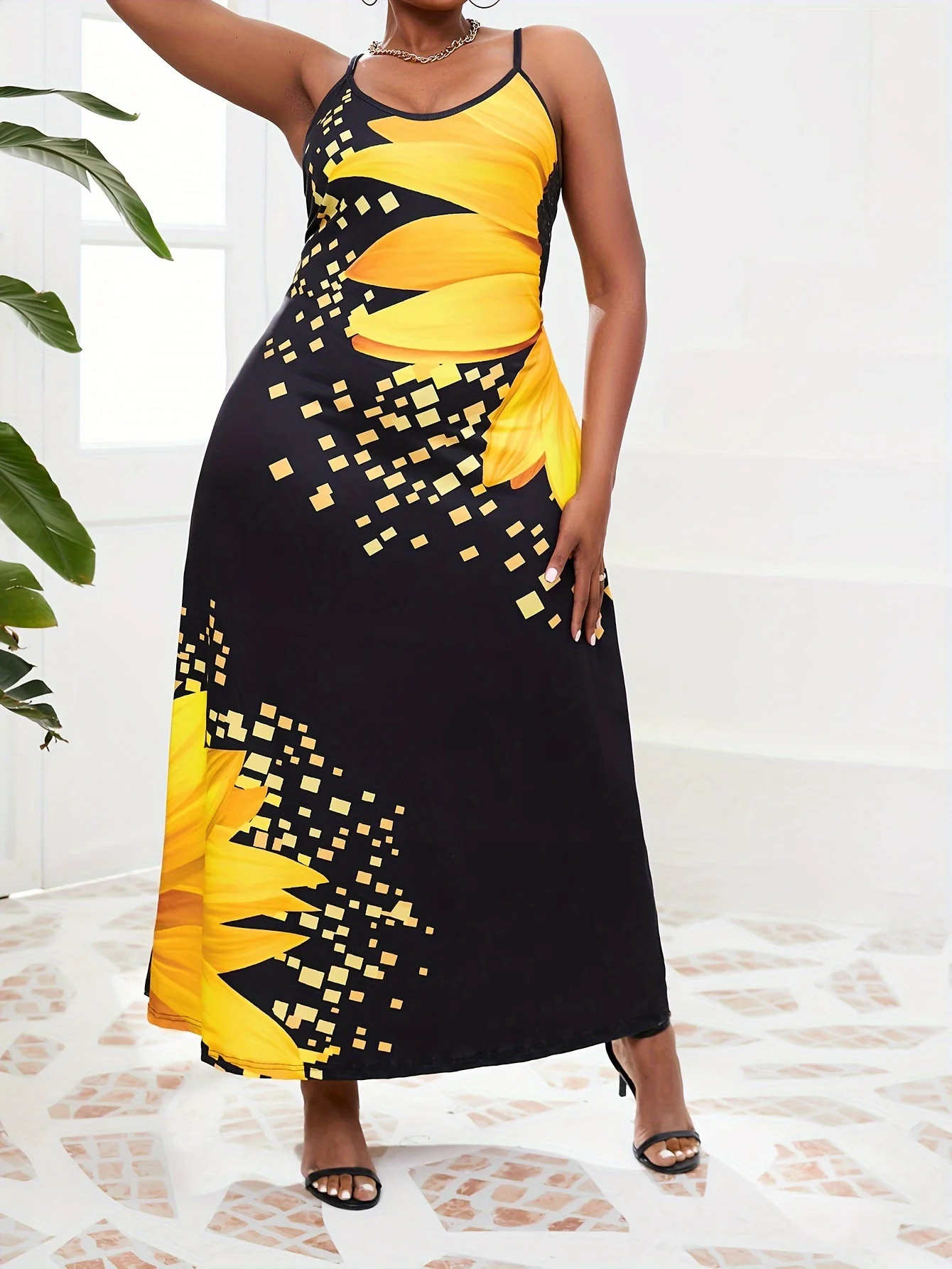 Женское платье с глубоким V-образным вырезом на весну и лето