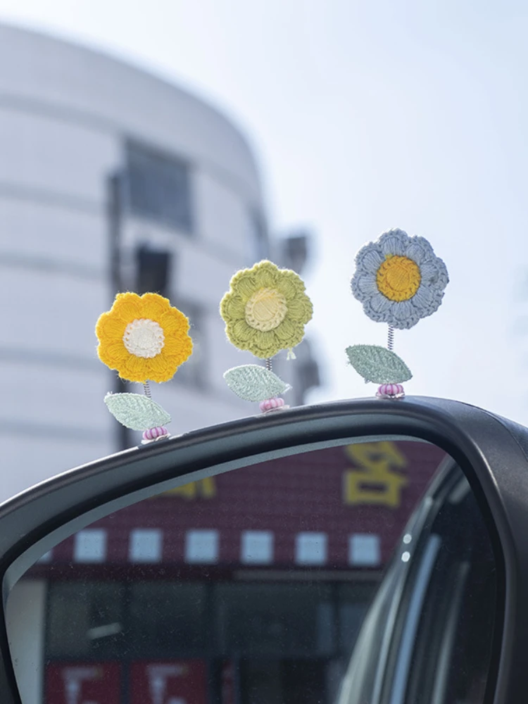 

Милые автомобильные аксессуары, цветочное украшение для автомобиля, которое висит голову. Милые украшения на центральной консоли возле окна автомобиля