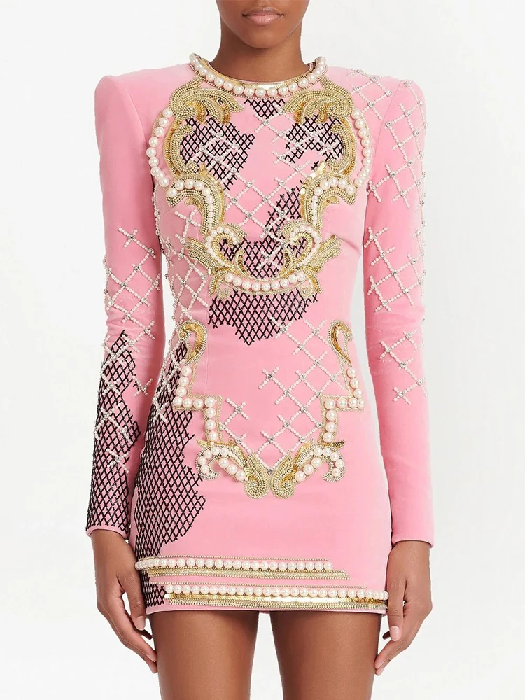 

Женское бархатное платье с длинными рукавами и бусинами