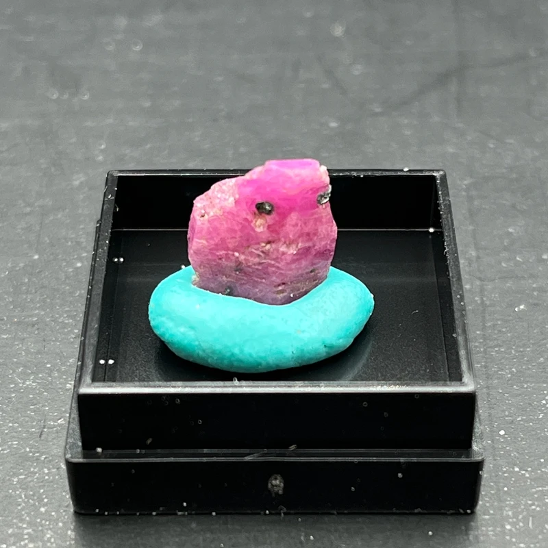 

100% natural Myanmar Fluorescent Ruby rough mineral stones and crystals healing crystals quartz gemstones +Box 27mm