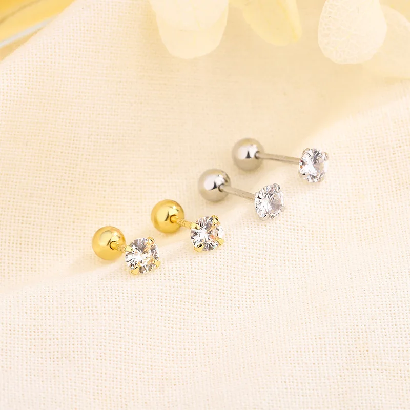 Серьги-гвоздики золотого и серебряного цвета с четырьмя зубцами из циркония для