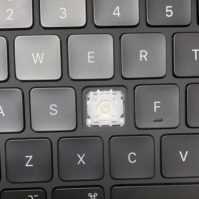 Сменная клавиатура с колпачком для клавиш и ножничным зажимом и шарниром