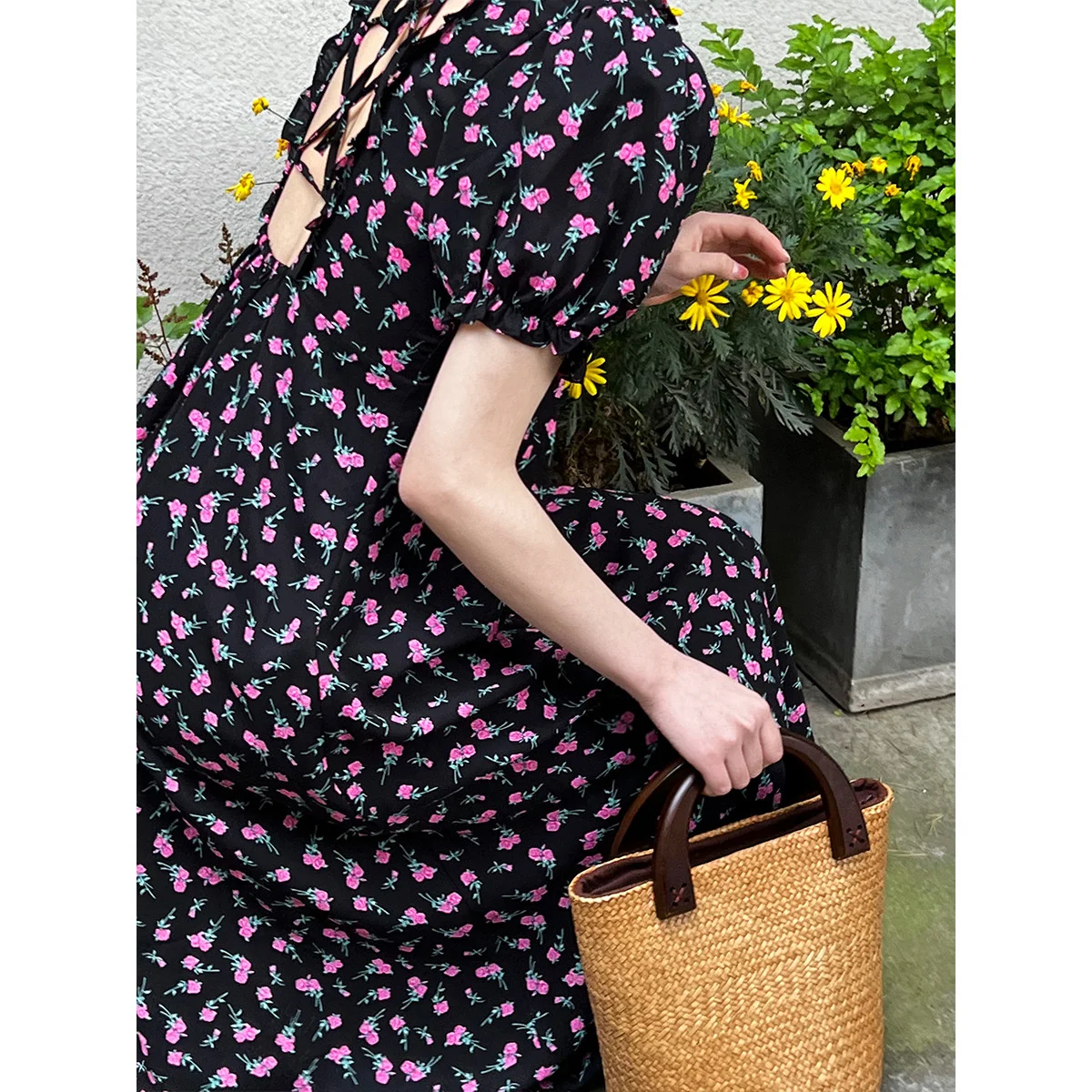 

Hollow Back Strap Flower Dress French Style V-Neck Wooden Open Back Dress