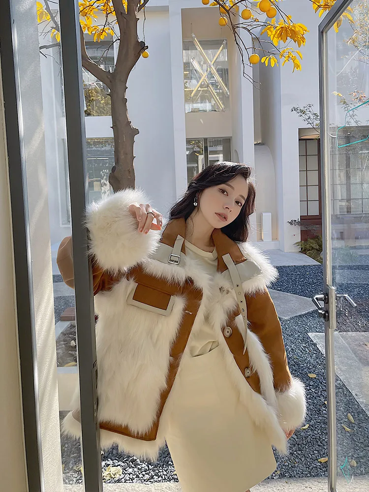 

Fox fur is worn on both sides