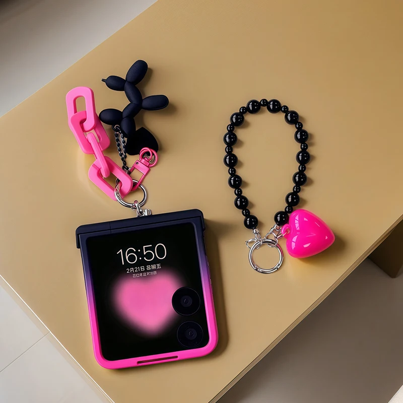 Фото Чехол-цепочка с черной розой и градиентом Love Dog для Samsung Galaxy Z Flip 7 6 5 4 3 для Motorola Razr 50 60 Ultra Xiaomi Mix Flip 2 №2