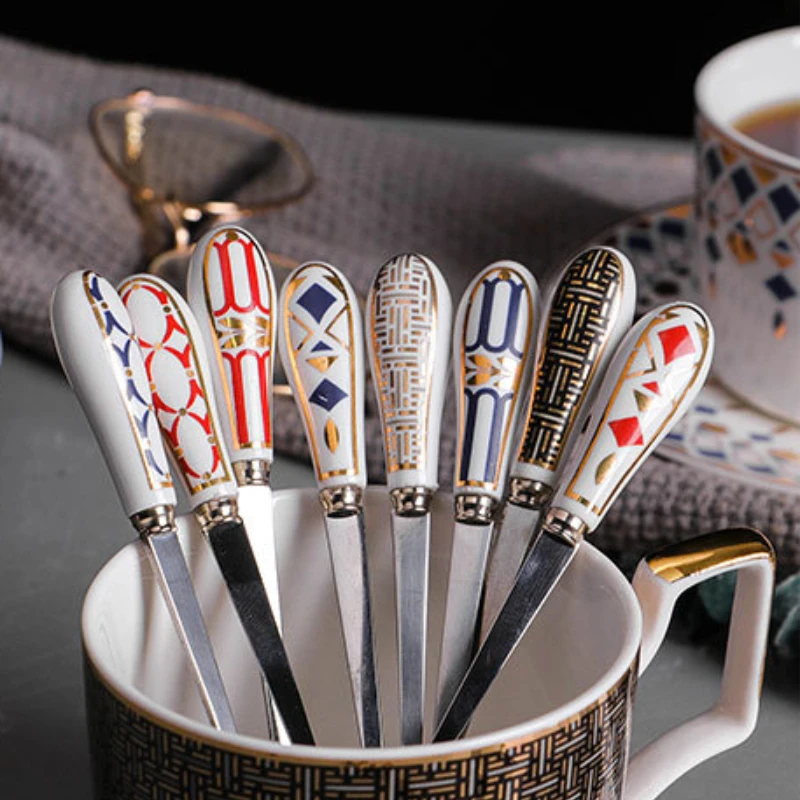 Маленькая Роскошная керамическая кофейная чашка и блюдце в европейском стиле