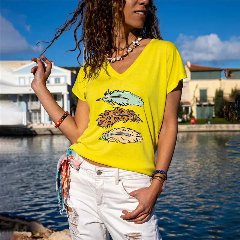 

Женская хлопковая футболка с коротким рукавом, V-образным вырезом и принтом в виде трех перьев