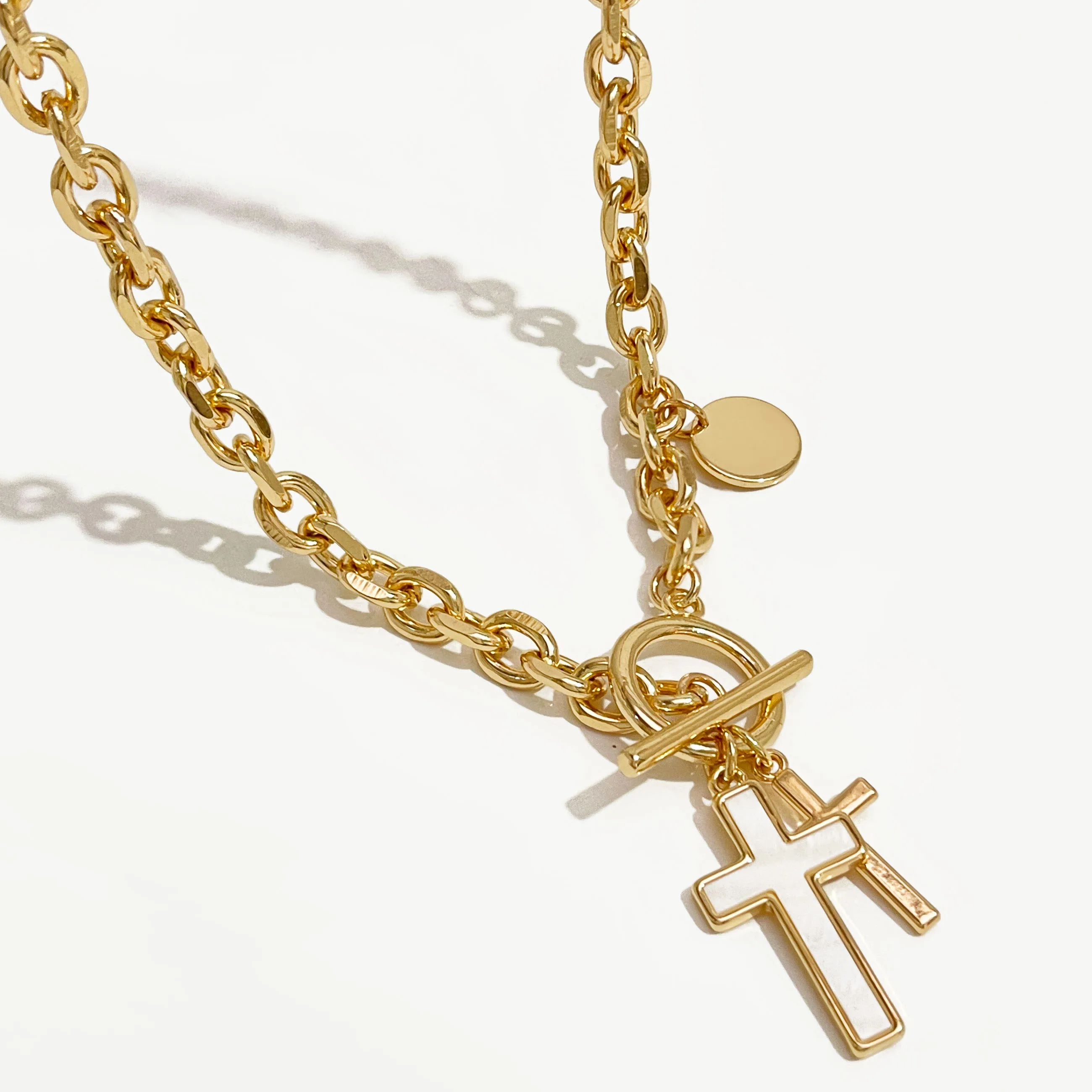 

Peri'sbox Chunky Link Chain Cross Charm Toggle Clasp Necklace for Women Gold Silver Plated Natural White Shell Coin Necklaces