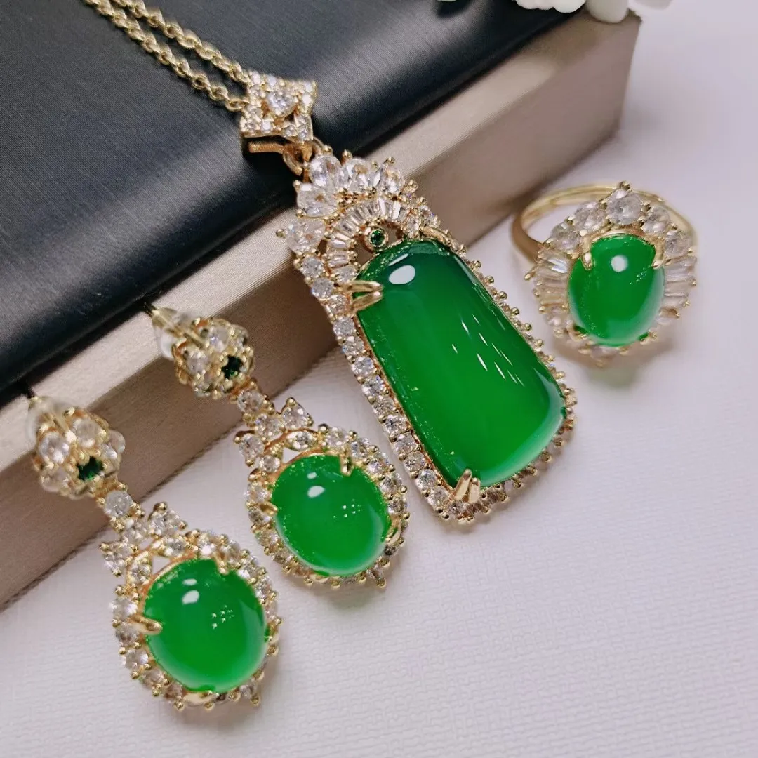 

Женский ювелирный комплект из колье, серёг и кольца, с изумрудом
