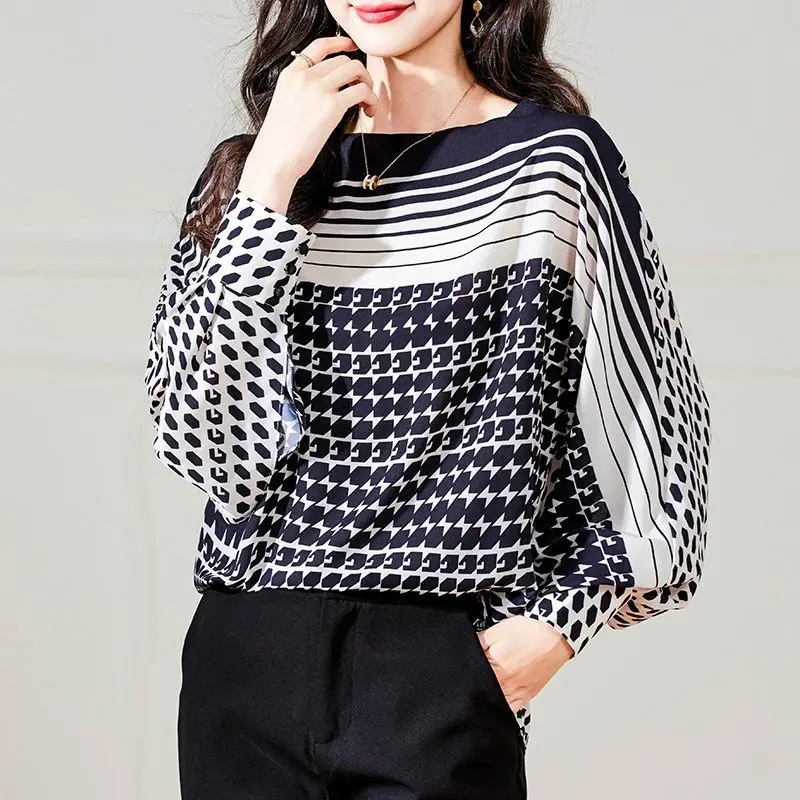 Женский свободный топ с воротником-лодочкой