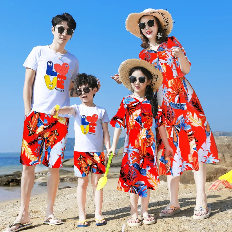 

2020 Summer Matching Family Outfits Mother Daughter Beach Dresses Dad Son Cotton T-shirts+Shorts Holiday Family Look T-shirts
