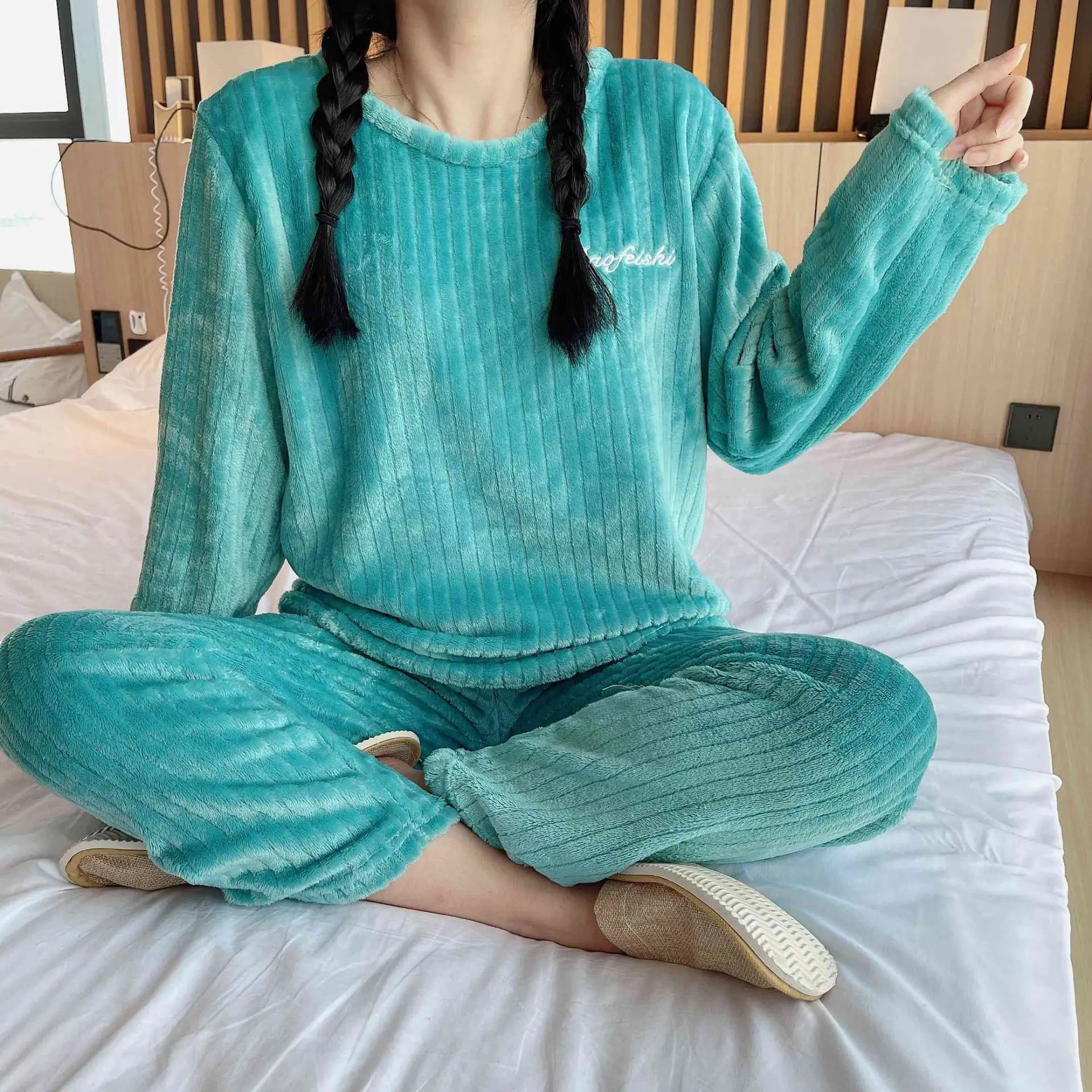 

Пижама из кораллового флиса, женский костюм, зимняя новая свободная однотонная простая Пижама, утепленная теплая Домашняя одежда, комплект из двух предметов