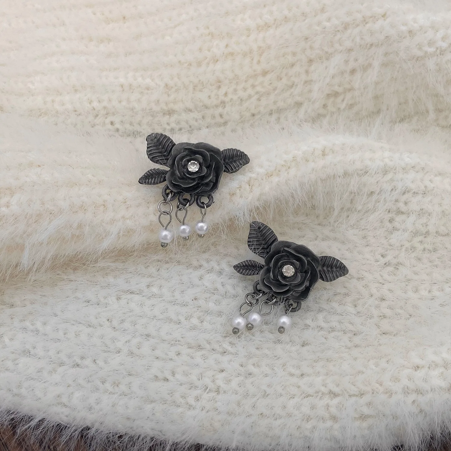 

MODOMA 2023 New Vintage Flowers Stud Earrings For Women Fashion Pearl Piercing Earrings Goth Accessories Minimalist Jewelry
