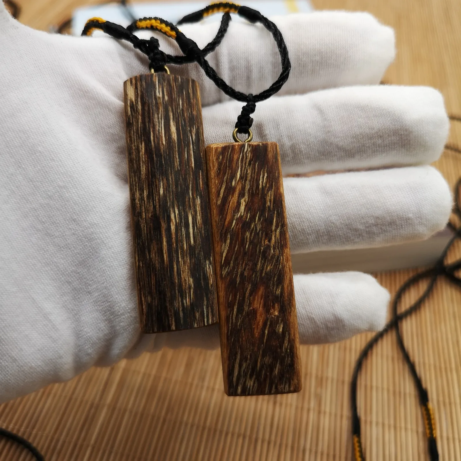 

Vietnam Nha Trang agarwood pendant natural raw material agarwood pendant incense brick household indoor aromatherapy