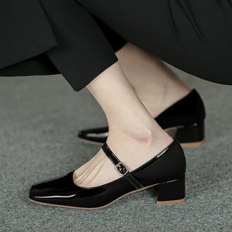 Женские туфли-лодочки на среднем каблуке с квадратным носком и пряжкой