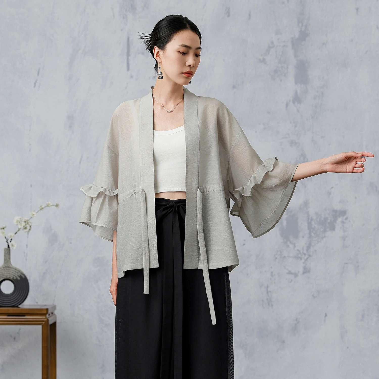 Оригинальная ранняя весна пригородная блузка с рюшами на рукавах высокое