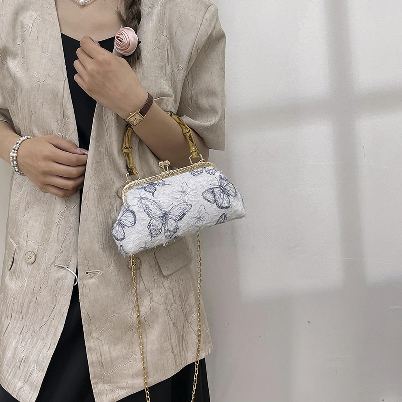 Женская сумочка на цепочке с принтом в виде бабочек