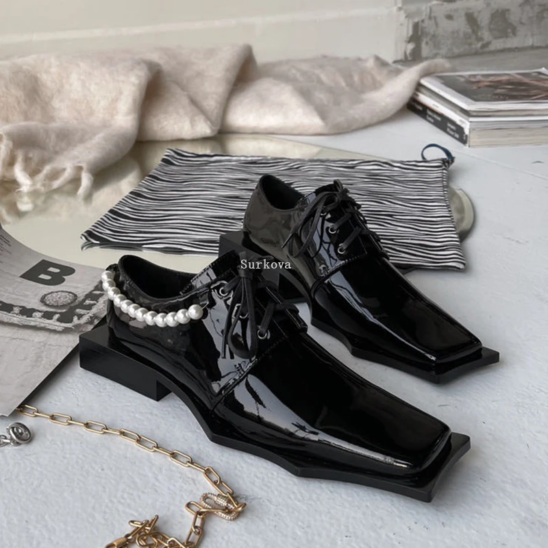 New Bat Shoes Square Toe Metal Chain Ankle Strap Women Flat Shoes Patent Leather Pearls Chain Derby Shoes Designer Fashion Pumps