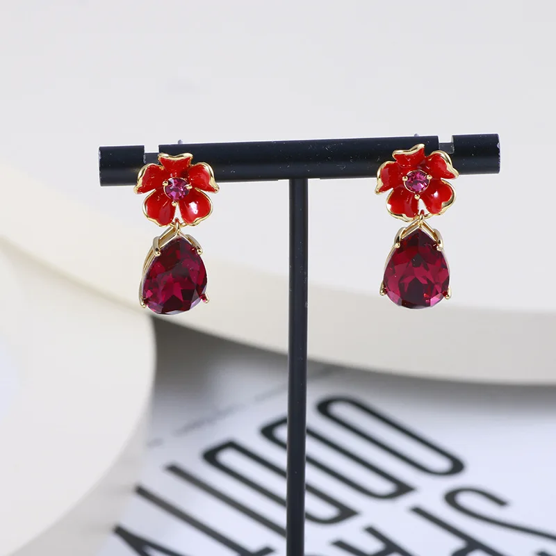 

Эмалированные сверкающие серьги в виде цветка