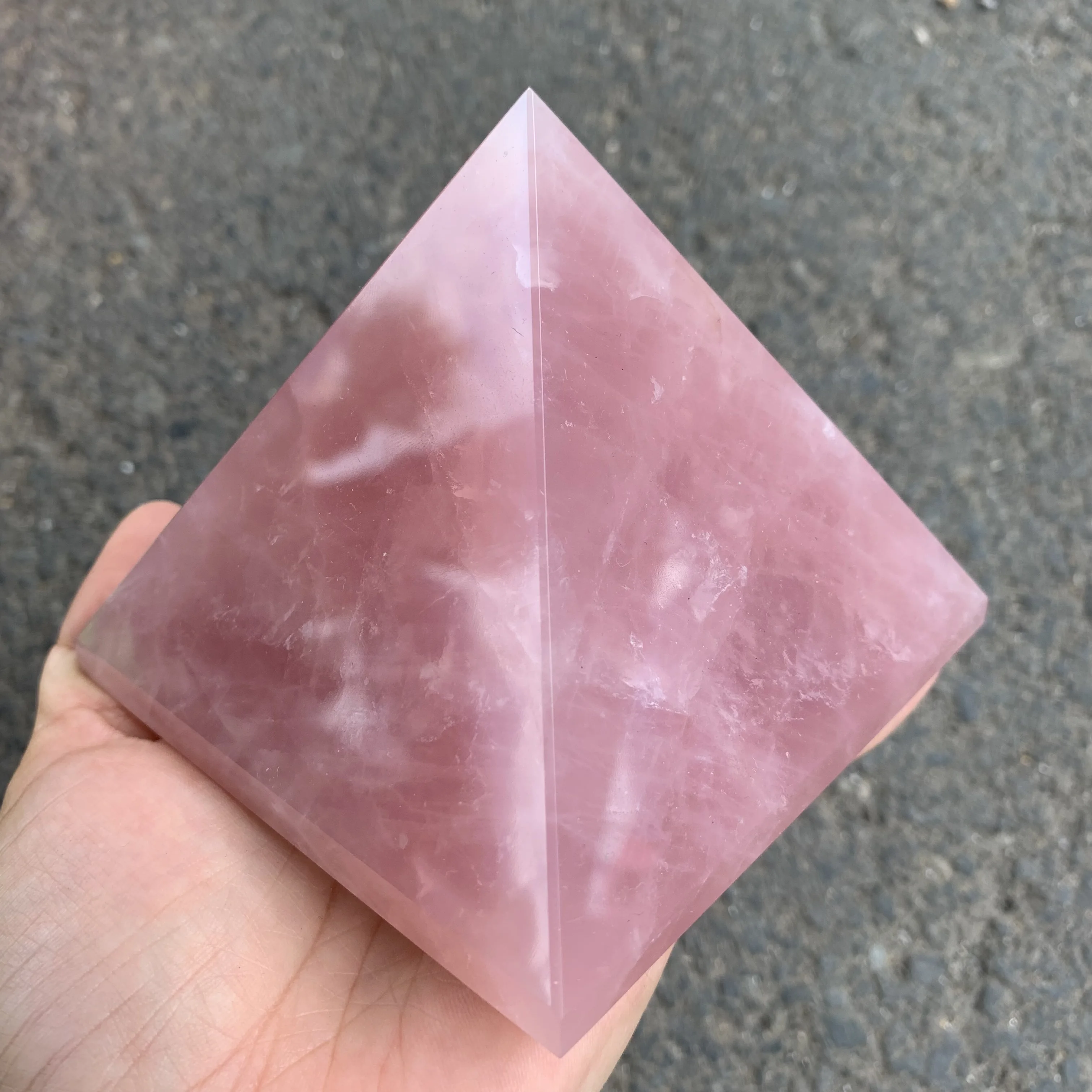 Пирамида из натурального розового кварца с кристаллом большая пирамида цвета