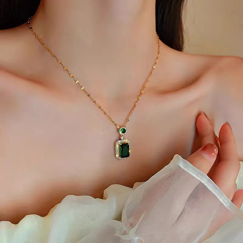 

Lip Chain Rectangle Green Crystal Pendant Titanium Steel Necklace Female Mild Luxury Retro Emerald Necklace for Women