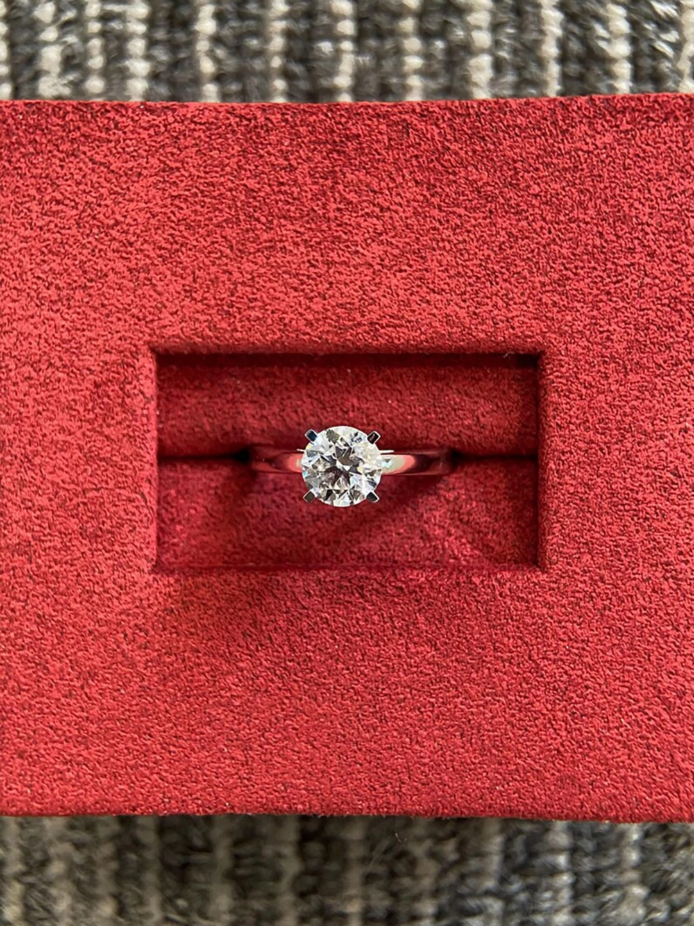 Кольцо с бриллиантом круглой огранки D цвета VS1 емкостью 1 карат обручальное