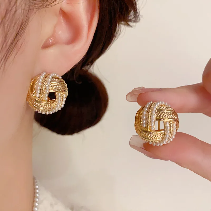 Женские серьги-гвоздики с искусственным жемчугом