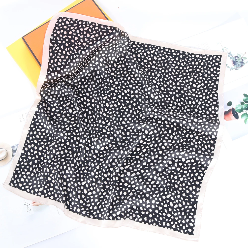 Шелковый шарф с леопардовым принтом 70x70 см