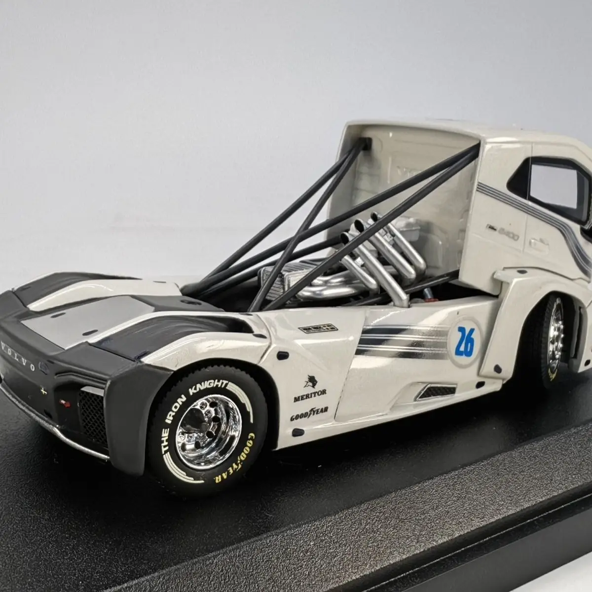 Фото 1:64, гоночный грузовик IRON KNIGHT Volvo, статическая миниатюрная модель моделирования автомобиля из смолы, коллекционное украшение для взрослых. №5