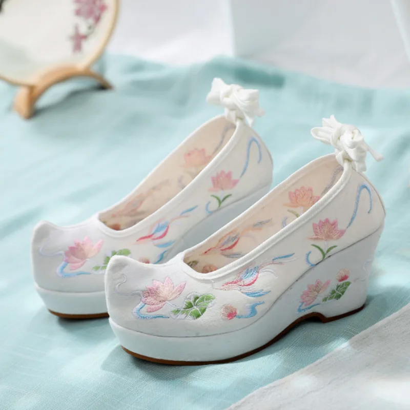 

Туфли женские с вышивкой и цветами, обувь в традиционном китайском стиле ханьфу, дизайнерская обувь на платформе В Стиле Лолита, обувь на та...