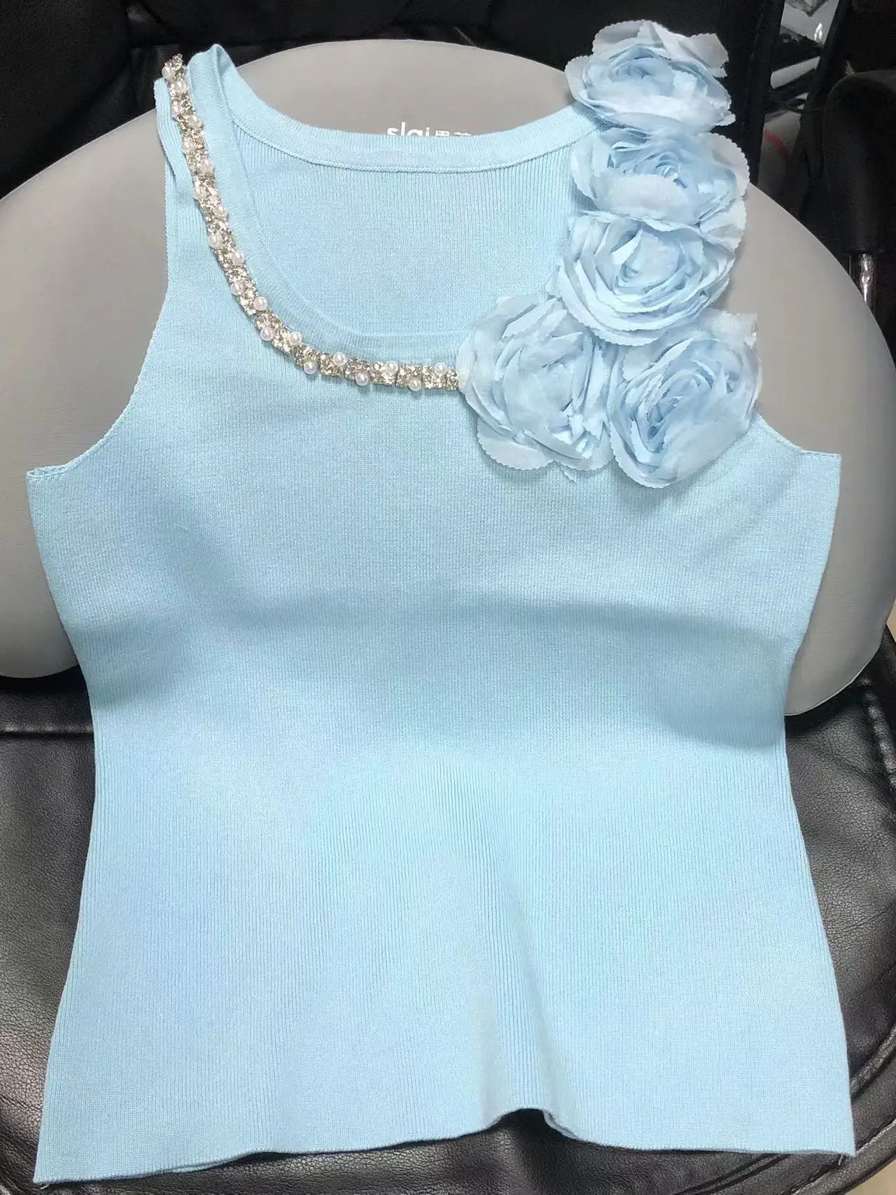 Женский трикотажный жилет с блестками и цветочным принтом